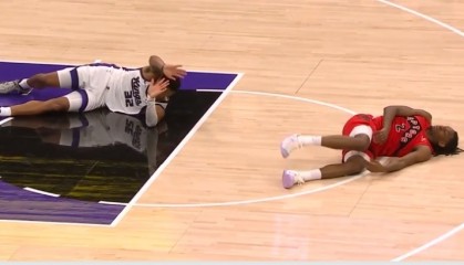 星空体育-危险动作！考德威尔倒地拉扯莫格博腿部致后者摔倒 被吹一级恶意